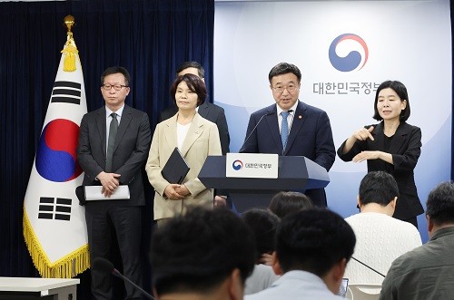 윤호중 행정안전부 장관이 7일 서울 종로구 정부서울청사에서 정부조직 개편방안 등 고위당정협의회 결과 브리핑을 하고 있는 모습. <사진제공=뉴시스>