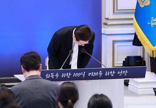  이재명 대통령이 11일 청와대 영빈관에서 열린 취임 100일 기자회견 '회복을 위한 100일, 미래를 위한 성장'을 마친 뒤 인사하고 있다. <사진제공=뉴시스>