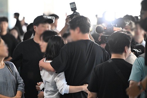 미국 이민당국에 의해 조지아주에 구금됐던 한국인 근로자들이 12일 인천국제공항 제2여객터미널을 통해 귀국한 뒤 주차장에서 가족과 만나고 있는 모습. <사진제공=뉴시스>