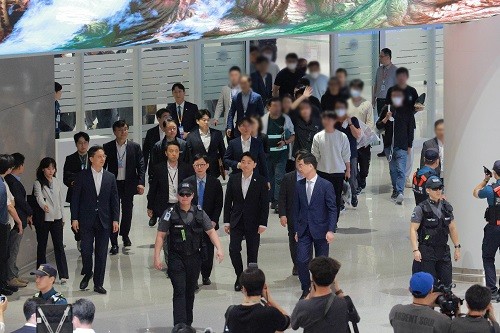 ​​강훈식 대통령 비서실장을 비롯한 미국 이민당국에 의해 조지아주에 구금됐던 한국인 근로자들이 12일 인천국제공항 제2여객터미널 입국장을 나서고 있는 모습. <사진제공=뉴시스>