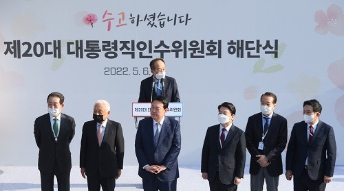 2022년 5월 6일 당시 윤석열 대통령 당선인이 서울 종로구 삼청동 대통령직인수위원회에서 열린 인수위 해단식에 참석해 추경호 간사의 활동보고를 듣고 있는 모습. <사진제공=뉴시스>