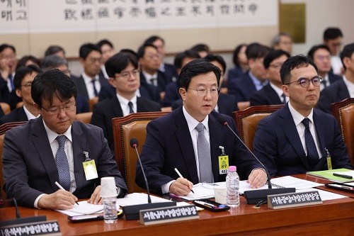 정진우 서울중앙지검 검사장이 지난달 23일 오후 서울 여의도 국회 법제사법위원회에서 열린 서울고등검찰청-서울중앙지방검찰청 등에 대한 국정감사에서 질의에 답하고 있는 모습. <사진제공=뉴시스>