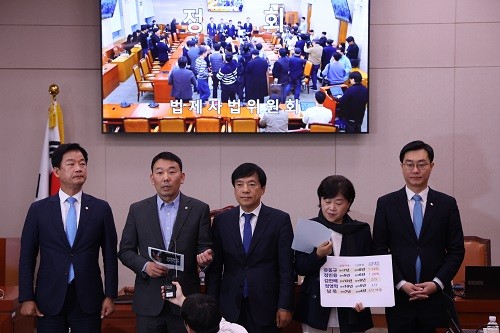 김용민 국회 법제사법위원회 더불어민주당 간사가 11일 오후 서울 여의도 국회 법제사법위원회 전체회의가 정회된 뒤 기자회견하고 있는 모습. <사진제공=뉴시스>