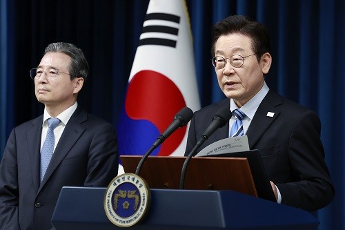 이재명 대통령이 14일 서울 용산 대통령실에서 한·미 간 관세·안보 합의를 문서화하는 '조인트 팩트시트(JFS·합동설명자료)' 관련 발표를 하고 있다. <사진제공=뉴시스>