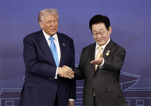 이재명 대통령이 지난 10월 29일 경북 경주박물관에서 한미 정상회담 기념촬영을 마치고 도널드 트럼프 미국 대통령에게 자리를 안내하고 있는 모습.<사진제공=뉴시스>