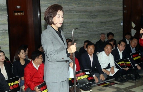 선거제 개편안과 사법제도 개혁안의 패스트트랙 지정을 두고 여야의 극한 대치가 이어지던 2019년 4월 26일 새벽, 당시 자유한국당 원내대표였던 나경원 국민의힘 의원이 아침에 열린 긴급 의원총회에서 의안과 문을 열려고 할 때 사용한 쇠 지렛대(빠루)를 들고 있는 모습. <사진제공=뉴시스>