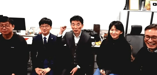 법정 소동으로 감치 선고를 받은 뒤 풀려난 이하상(왼쪽에서 세번째), 권우현(두번째) 변호사. <이미지 출처=진격의변호사 유튜브 영상 캡처>