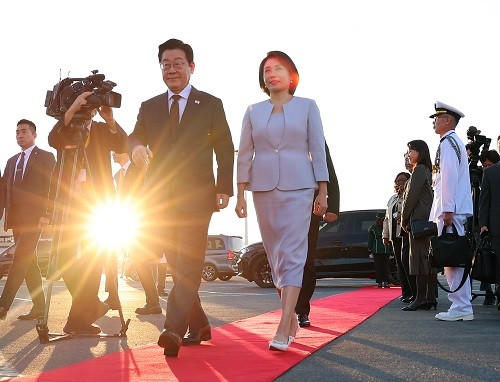 G20 정상회의 일정을 마친 이재명 대통령과 김혜경 여사가 23일(현지 시간) 남아프리카공화국 요하네스버그 국제공항에서 튀르키예 앙카라로 출발하기 위해 공군 1호기로 향하고 있다. <사진제공=뉴시스>