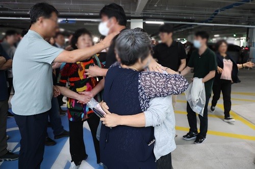 지난 9월 12일 오후 인천국제공항 제2터미널 장기주차장에서 미국 조지아주(州) 현대차그룹-LG에너지솔루션 배터리 합작 공장 건설 현장에서 체포된 뒤 구금된 300여 명의 한국인 직원들이 한국으로 귀국하면서 가족들과 만나고 있는 모습. <사진제공=뉴시스>