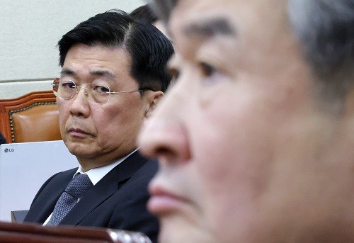 홍장원(왼쪽) 전 국가정보원 1차장이 지난 1월 22일 서울 여의도 국회에서 열린 윤석열 정부의 비상계엄 선포를 통한 내란 혐의 진상규명 국정조사 특별위원회 1차 청문회에 출석해 있는 모습. 오른쪽은 조태용 전 국가정보원장. <사진제공=뉴시스>